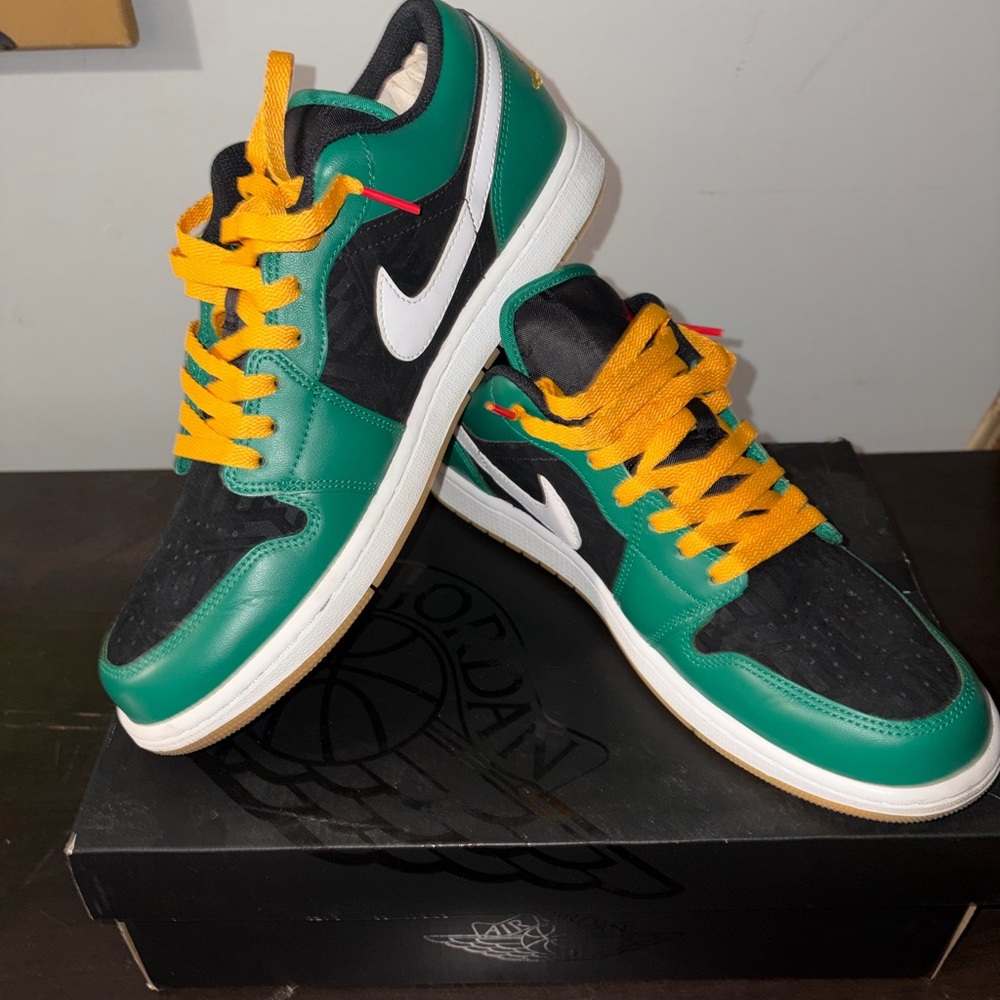 Nike Low-Top Sneakers in Green, Black & White with Yellow Laces
